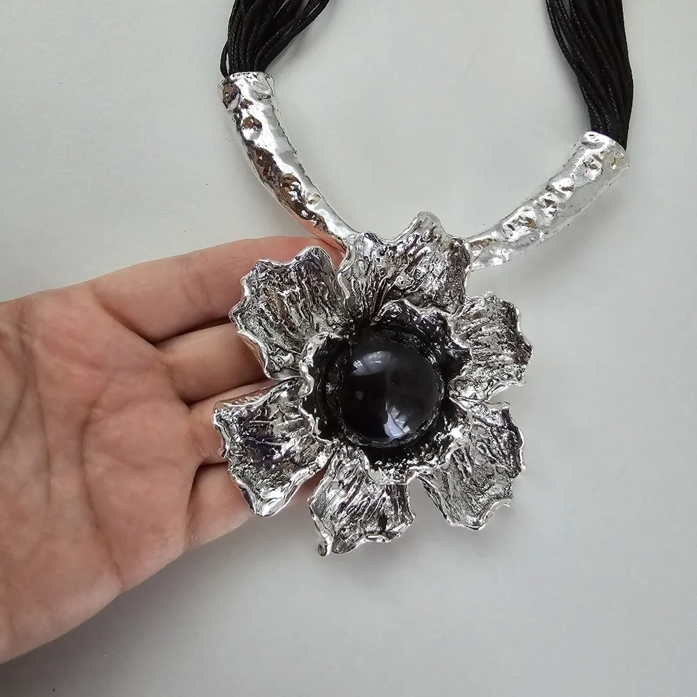 NWT Black Antique Silver Metal Flower Pendant Faux Leather Necklace Set